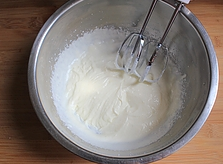 芒果酸奶冻芝士蛋糕,淡奶油打至6-7成发。