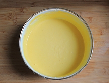 芒果酸奶冻芝士蛋糕,将打发的淡奶油同步骤4的混合无拌匀即成芒果糊。