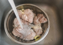 自制香辣卤牛肉,将焯水后的牛肉捞出，冲去浮沫备用。