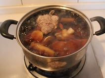 自制香辣卤牛肉,盖上锅盖大火煮开转中火煮20分钟。