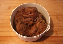 自制香辣卤牛肉,卤好的牛肉取出凉凉放入保鲜盒里，浇一点汤汁在里面，放冰箱冷藏一晚（更入味）。