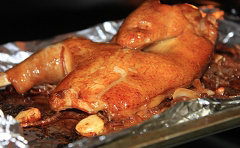 葱香烤鸡,然后取出鸡肉再重复刷一次蜂蜜水和油，把烤箱温度设为上下火210度，鸡肉回烤箱中层烤5分钟，然后再重复一次，其实重复两次到三次都可以，烤至色泽金黄诱人即可，重复的次数越多，鸡肉表皮颜色越好看，但是甜度也会增加，所以蜂蜜水千万不能太浓稠，基本上来说：这种温度烤一个小时左右鸡肉是不会老的哈，肉也不会干！无敌好吃的说