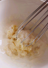 法式奶油蘑菇汤,再入微波炉3分钟,出炉后迅速搅拌混合