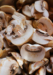 法式奶油蘑菇汤,蘑菇清洗后擦干切片
