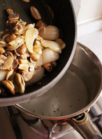 法式奶油蘑菇汤,取一汤锅,滚水烧开后加入作法10的蘑菇材料