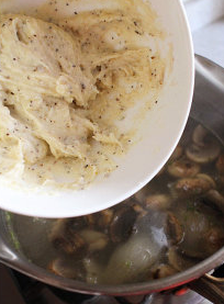 法式奶油蘑菇汤,再将白酱混合煮沸,关火后加入鲜奶