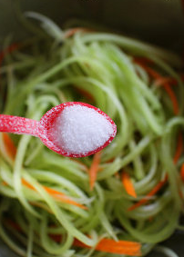 凉拌香蒜葱油莴苣,将莴苣丝+红萝卜丝入盆中,加入盐后混合均匀,静置30分钟杀青脱水