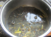 紫苏炒螺,锅中注入水放入姜片烧开后，倒入洗干净的螺焯水一遍后捞起沥干水。