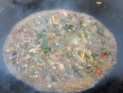 紫苏炒螺,加盖焖煮8分钟，待汤汁收地差不多干就可以了。