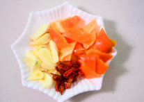 干锅菜花,姜蒜切成片；干辣椒切段；红彩椒斜切片