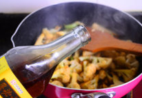 干锅菜花,炒至菜花稍干时调入酱油和料酒继续炒至汁水收干。