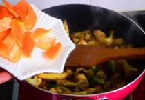 干锅菜花,加入红彩椒片。