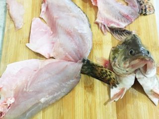 💁松鼠桂鱼🐟,鱼头斜刀切掉，把鱼骨两边肉剔下来，注意鱼尾部分要连在一起。