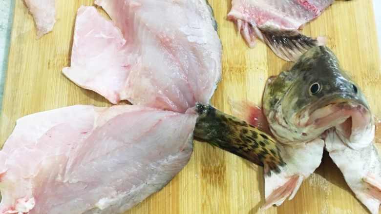 💁松鼠桂鱼🐟,鱼头斜刀切掉，把鱼骨两边肉剔下来，注意鱼尾部分要连在一起。