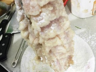 💁松鼠桂鱼🐟,鱼肉片先竖刀切，切到鱼皮处注意不要切断了，在斜刀切，切到鱼皮处。把切好的鱼肉放入有料酒和盐的碗中泡一下捞出，在均匀的裹上淀粉。