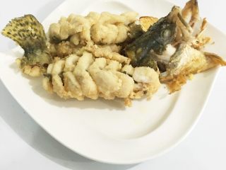 💁松鼠桂鱼🐟,炸好的鱼头和鱼花摆盘。