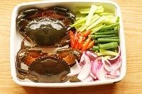 泰式咖喱炒蟹,螃蟹，洋葱，芹菜，葱，辣椒。