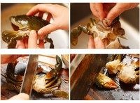 泰式咖喱炒蟹,螃蟹的处理：图一先把盖子打开，拿小牙刷里里外外的刷干净。图二去掉腮。图三，从螃蟹的中间切开，成两半。图四蟹钳的部分用刀背砸开便于吃和入味。
