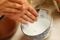 火炙饭团子,手洗干净，蘸上少许的纯净水，可以在捏饭团子的时候防粘。