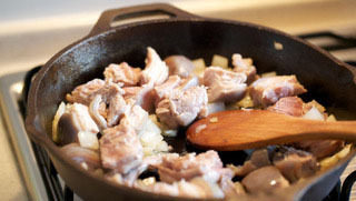 抓饭,将已略为软嫩的羊肉捞出控干和洋葱一起翻炒至边缘金黄后捡出羊肉备用