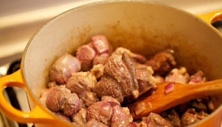 传统慢炖牛肉,入牛肉块翻炒至略带焦糖色