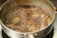 蜜汁烤肋排,煮至水剩一小半时，可以关火就把猪肋排泡在里面一个晚上。（我是前一晚准备好，第二天起来烤）当然也可以煮好就直接烤的。
