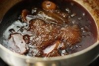 蜜汁烤肋排,把猪肋排捞出来，剩下的汤汁继续收浓。