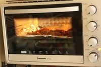 蜜汁烤肋排,烤盘放入烤箱，开热风，180-200度烤制15-20分钟即可。