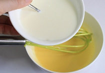 蛋奶布丁,将牛奶慢慢倒入搅拌好的蛋黄液中