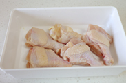 炸鸡,翅中，翅根洗净，控去水，鸡胸肉的话要切片打薄