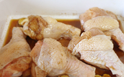 炸鸡,取保鲜盒，放入鸡翅，再放入所有腌肉料拌匀，
将保鲜盒密封好，放入冰箱冷藏一晚，让鸡翅腌制入味。