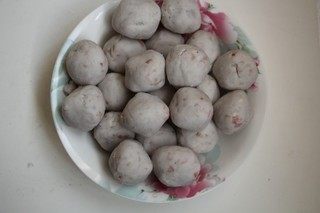 蚝汁培根香芋球,取适量芋泥，做成芋艿球