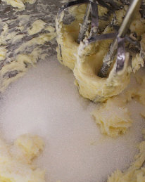 栗香地瓜磅蛋糕,加入盐+砂糖,继续撹打黄油,成为有蓬松感并违反白的丝绒状