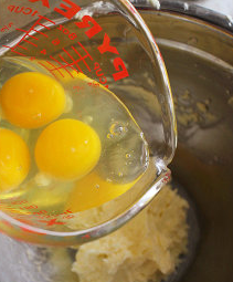 栗香地瓜磅蛋糕,将鸡蛋一颗放入作法4中,持续撹打至完全混合,无油水分离状态后,再加入下一颗鸡蛋..
  重复至所有蛋都加入搅拌盆中并吸收