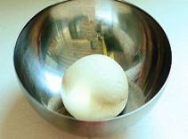 糖三角,揉成光滑的面团，盖保鲜膜放温暖处发酵。