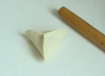 糖三角,捏成如图的三角形。