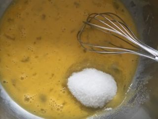 芒果千层蛋糕,全蛋液和蛋黄液一起加白糖，搅拌均匀。
