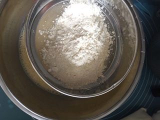 芒果千层蛋糕,然后面粉过筛加入，搅拌均匀至无颗粒状。