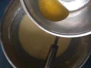 芒果千层蛋糕,加入事先融化好的黄油。