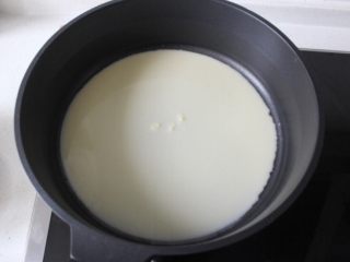 芒果千层蛋糕,面糊舀一勺倒入平底锅，小火加热，并旋转使面糊均匀涂抹在锅底，尽量转的圆一点。