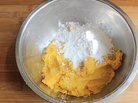 红豆薯圆糖水,将擀好的红薯、紫薯泥放进大点的容器里，分别加入100g、90g的木薯粉。