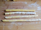 红豆薯圆糖水,将面团分成若干份，将每一份小面团搓成长条。