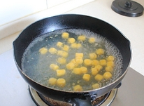 红豆薯圆糖水,另起锅，烧一锅开水，水开后放入红薯圆煮2分钟左右即可捞出。