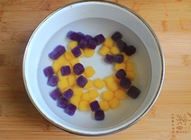 红豆薯圆糖水,将煮好的紫薯圆同样放进冰水里冰一下，而后将两种薯圆捞出控水。