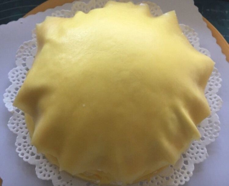 芒果千层蛋糕,这是半成品，芒果粒我没有铺平，所以隆起呈半圆状。