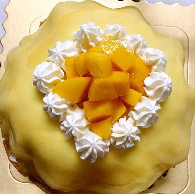 芒果千层蛋糕,顶部用奶油稍微装饰下，中间撒上芒果粒就可以了。