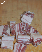 咸肉炖毛笋,洗净的咸肉切成至少0.5cm的厚片。