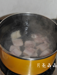 咸肉炖毛笋,入开水锅中焯水后捞出。