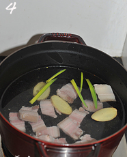 咸肉炖毛笋,锅中放入足量冷水，放入焯过水的咸肉，煮开后撇去浮末，加料酒、姜片和葱结，转小火炖半小时。