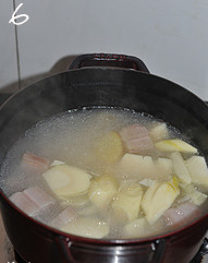 咸肉炖毛笋,汤炖半小时后加入焯过水的毛笋块同炖。